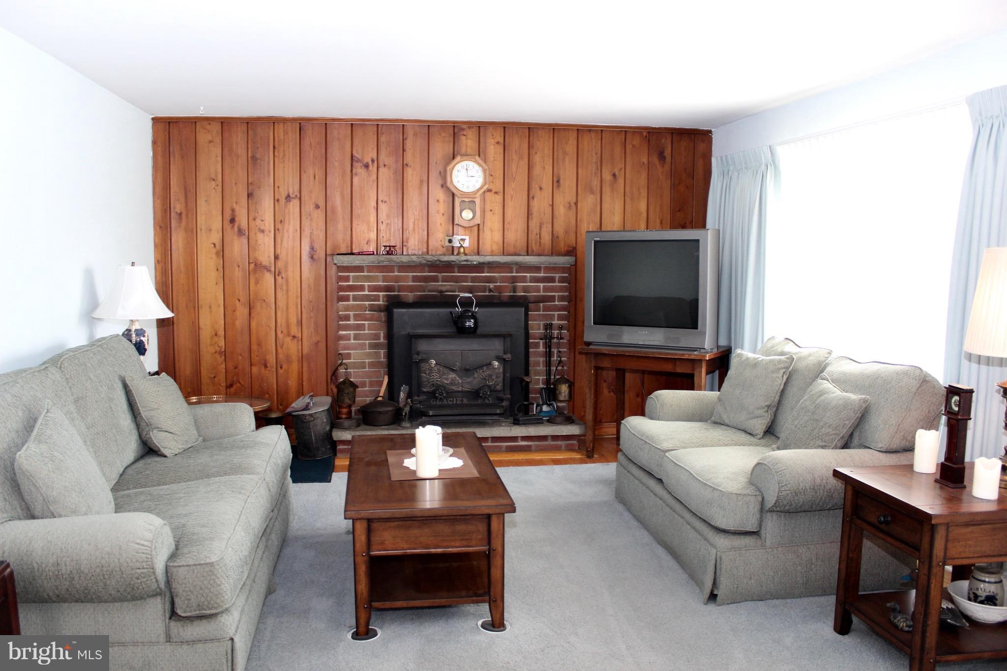 5648 B Calyn Road Catonsville, MD 21228 - Photo 5 of 21 Living Room