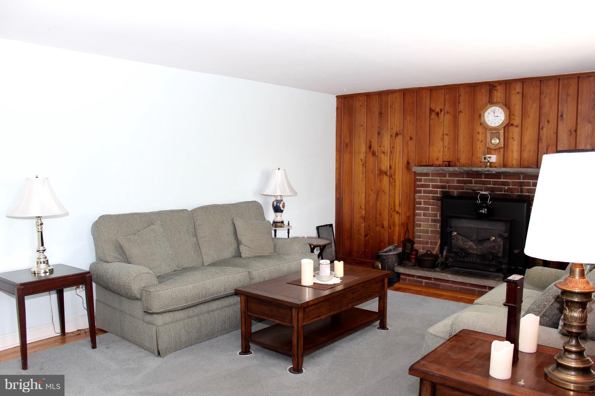 5648 B Calyn Road Catonsville, MD 21228 - Photo 6 of 21 Living Room
