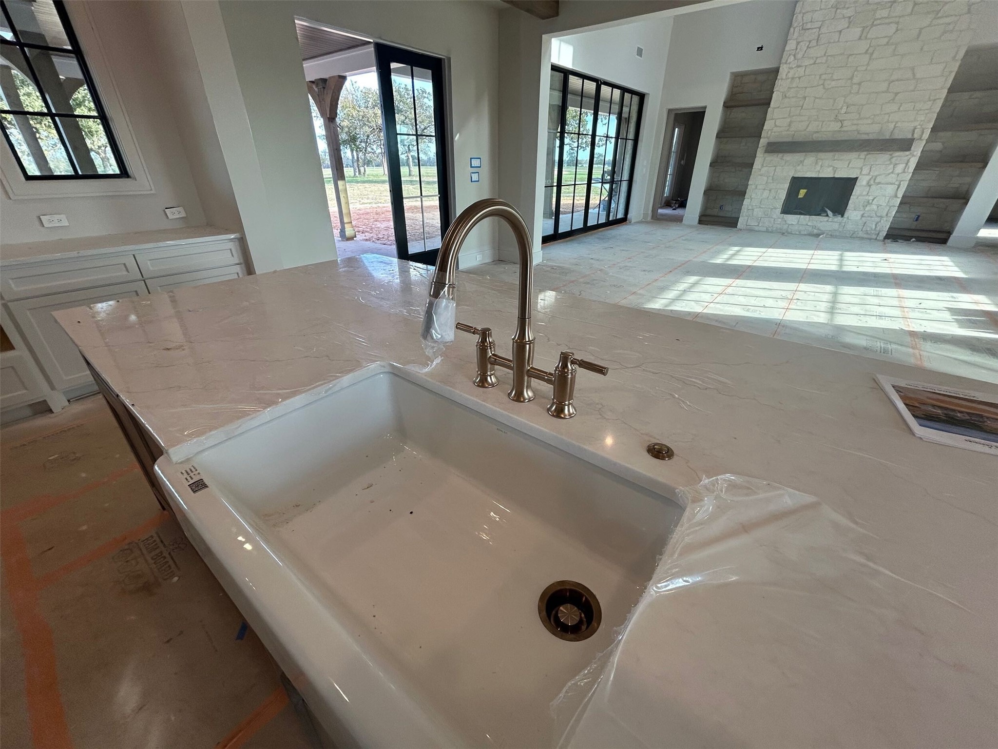 5655 Brazos Bow Way Washington, TX 77880 - Photo 5 of 38 a bathroom with a tub