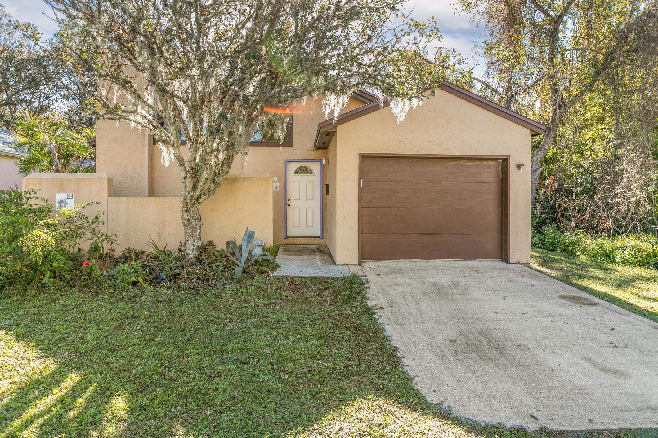 29 Hybiscus Avenue St. Augustine, FL 32084 - Photo 1 of 42 a front view of a house with garden