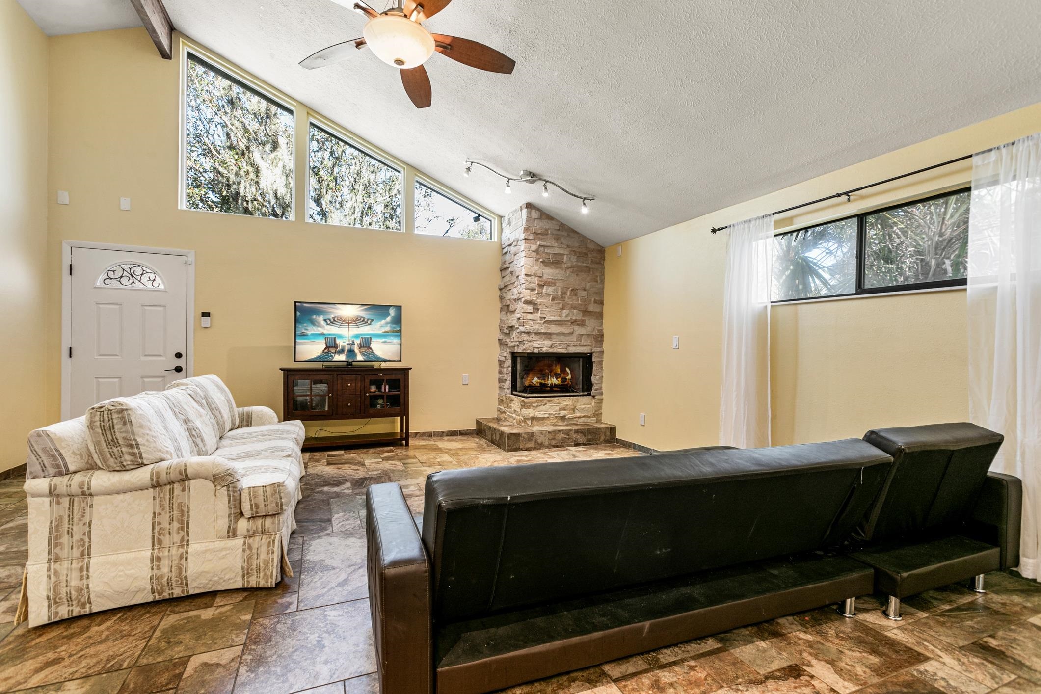 29 Hybiscus Avenue St. Augustine, FL 32084 - Photo 3 of 42 a living room with furniture