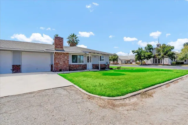 a view of a house with a backyard