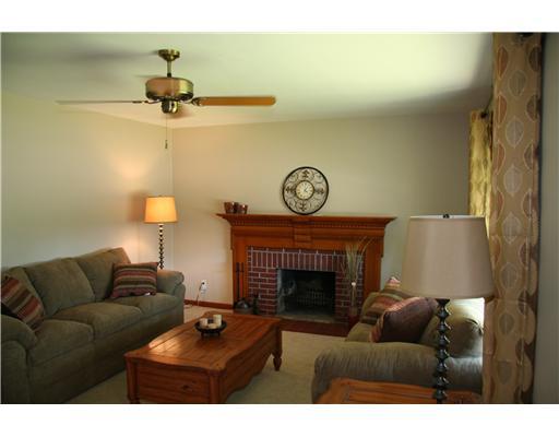 801 Highland Road Sharon, PA 16146 - Photo 3 of 11 Living Room.