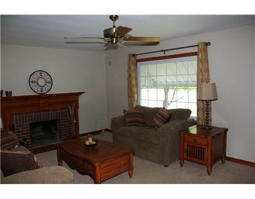 801 Highland Road Sharon, PA 16146 - Photo 4 of 11 Living Room.