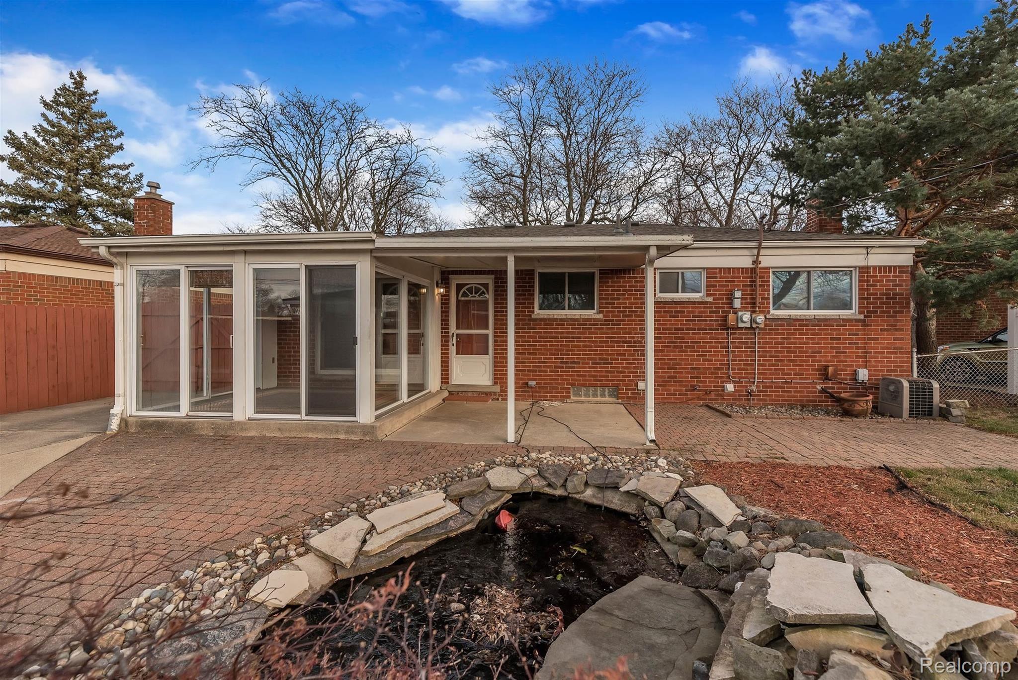 32757 Ridgefield Avenue Warren, MI 48088 - Photo 41 of 46 42-32757 Ridgefield Ave-WindowStill.jpg