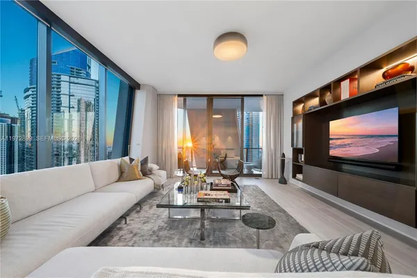 $7,500,000 | 1000 Biscayne Boulevard, Unit 3201, Miami, FL 33132