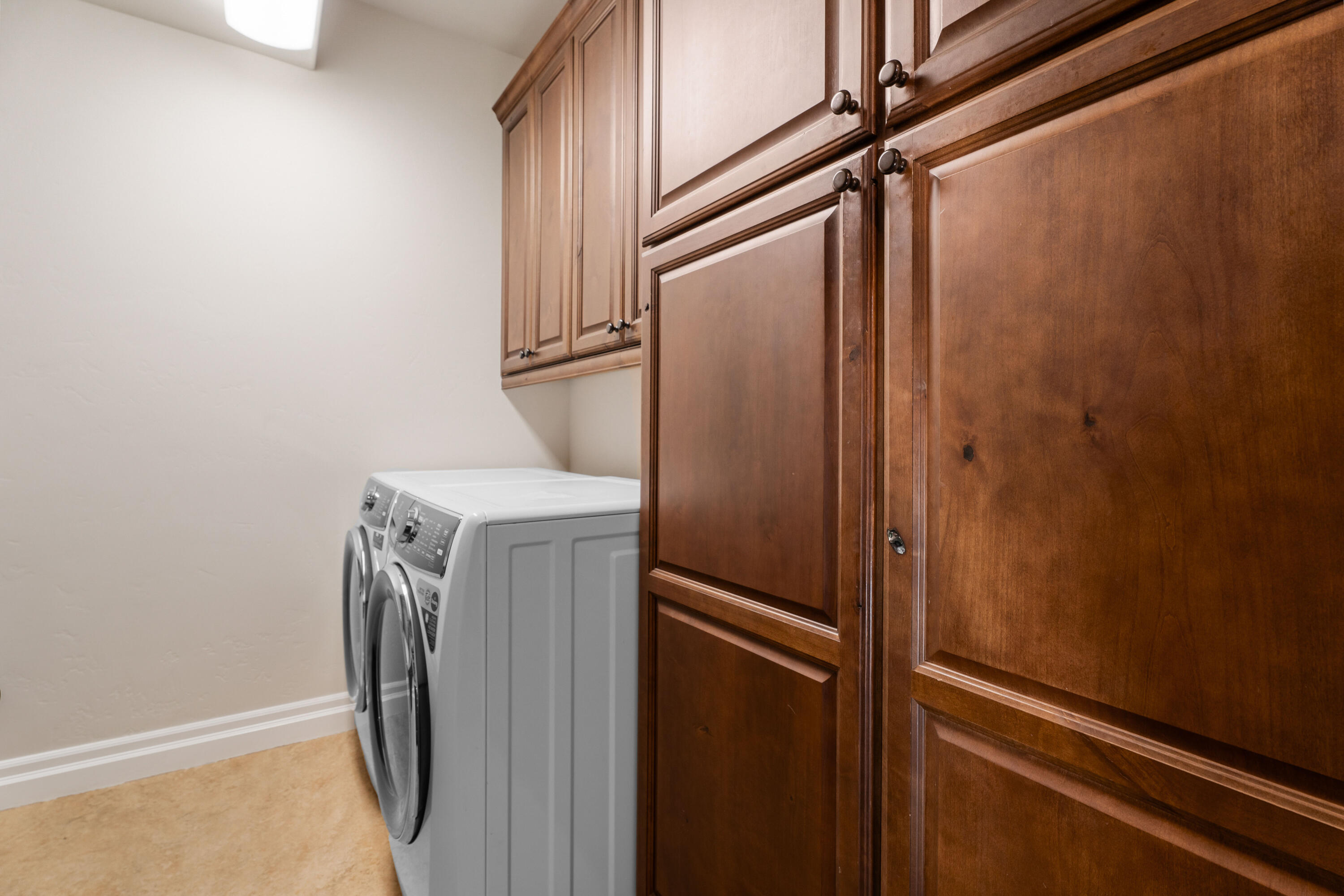 64420 Bailey Road Bend, OR 97703 - Photo 46 of 83 59-Laundry