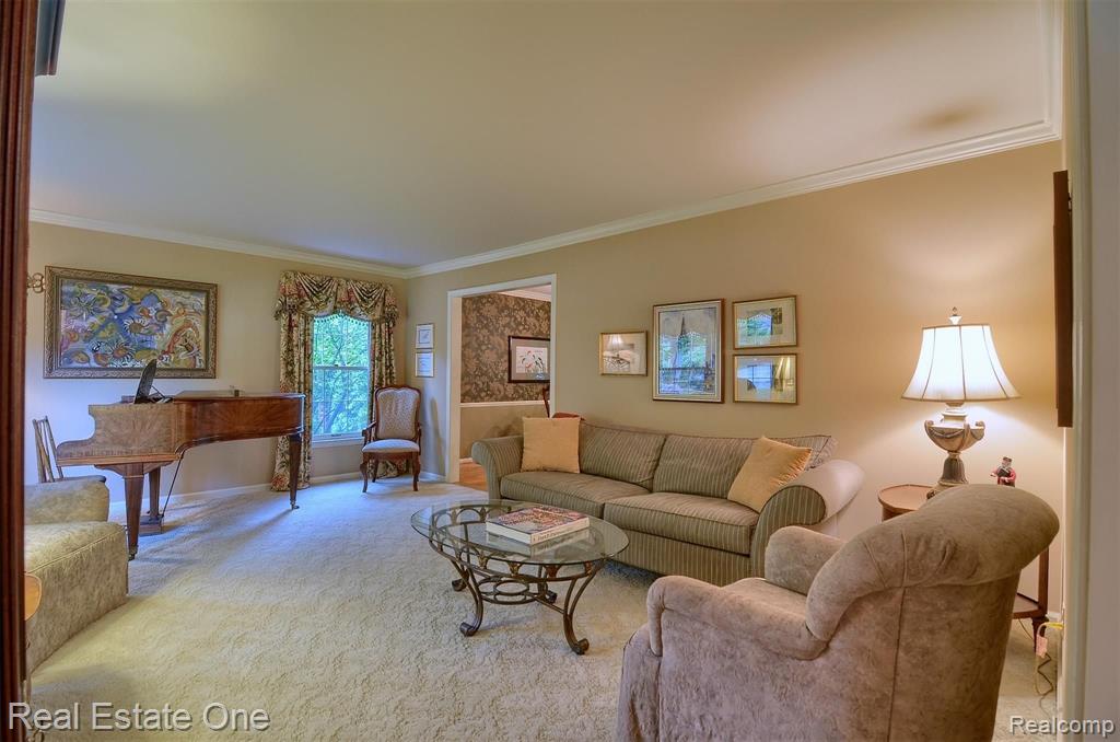 33877 Hunters Pointe Road Farmington Hills, MI 48331 - Photo 5 of 44