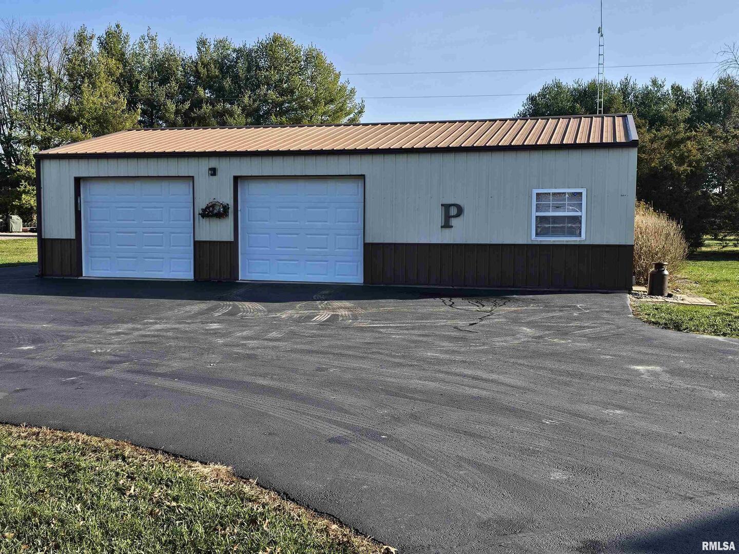 10586 North Spring Garden Lane Mount Vernon, IL 62864 - Photo 14 of 39 a front view of a house with a yard