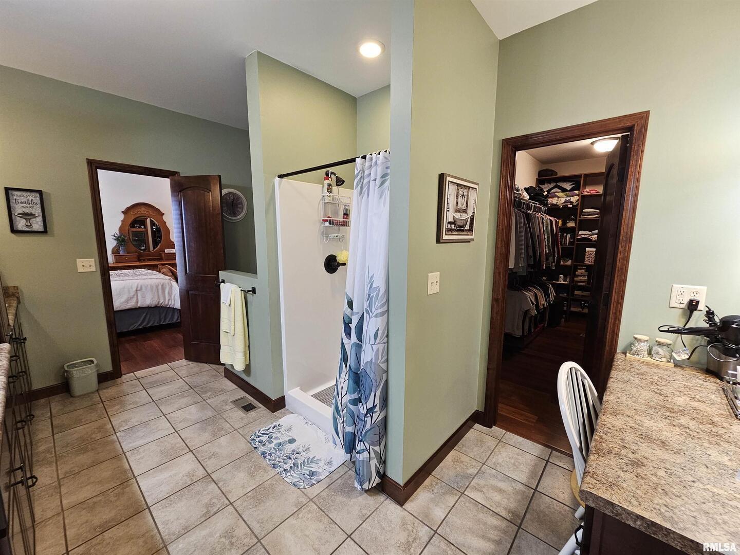 10586 North Spring Garden Lane Mount Vernon, IL 62864 - Photo 33 of 39 a view of a livingroom with furniture and closet