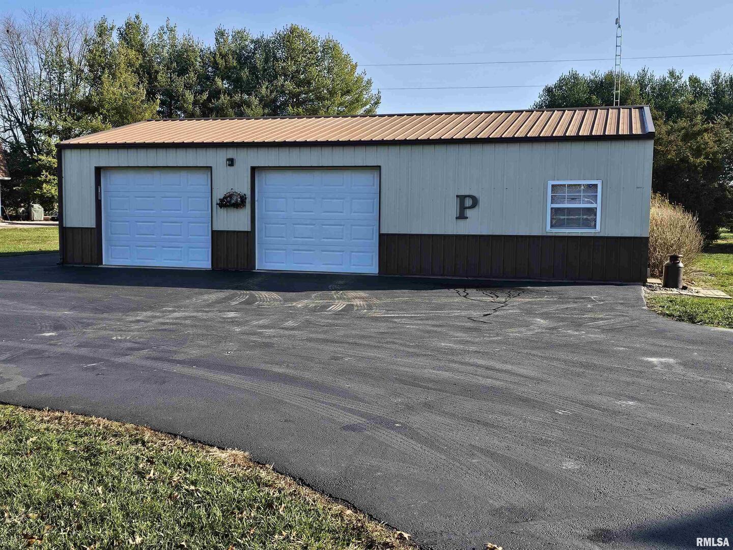 10586 North Spring Garden Lane Mount Vernon, IL 62864 - Photo 4 of 39 a view of a house with a backyard