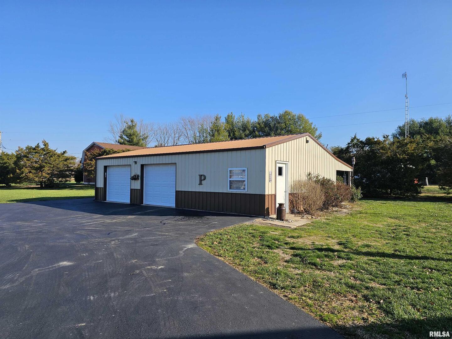 10586 North Spring Garden Lane Mount Vernon, IL 62864 - Photo 9 of 39 a view of a house with backyard