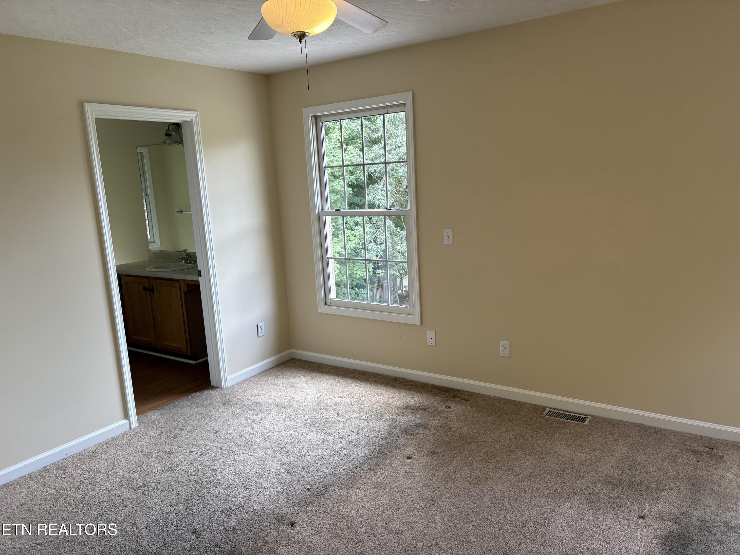 232 Country Run Circle, Unit 3 Powell, TN 37849 - Photo 14 of 29 2025-09-26 11.23.45