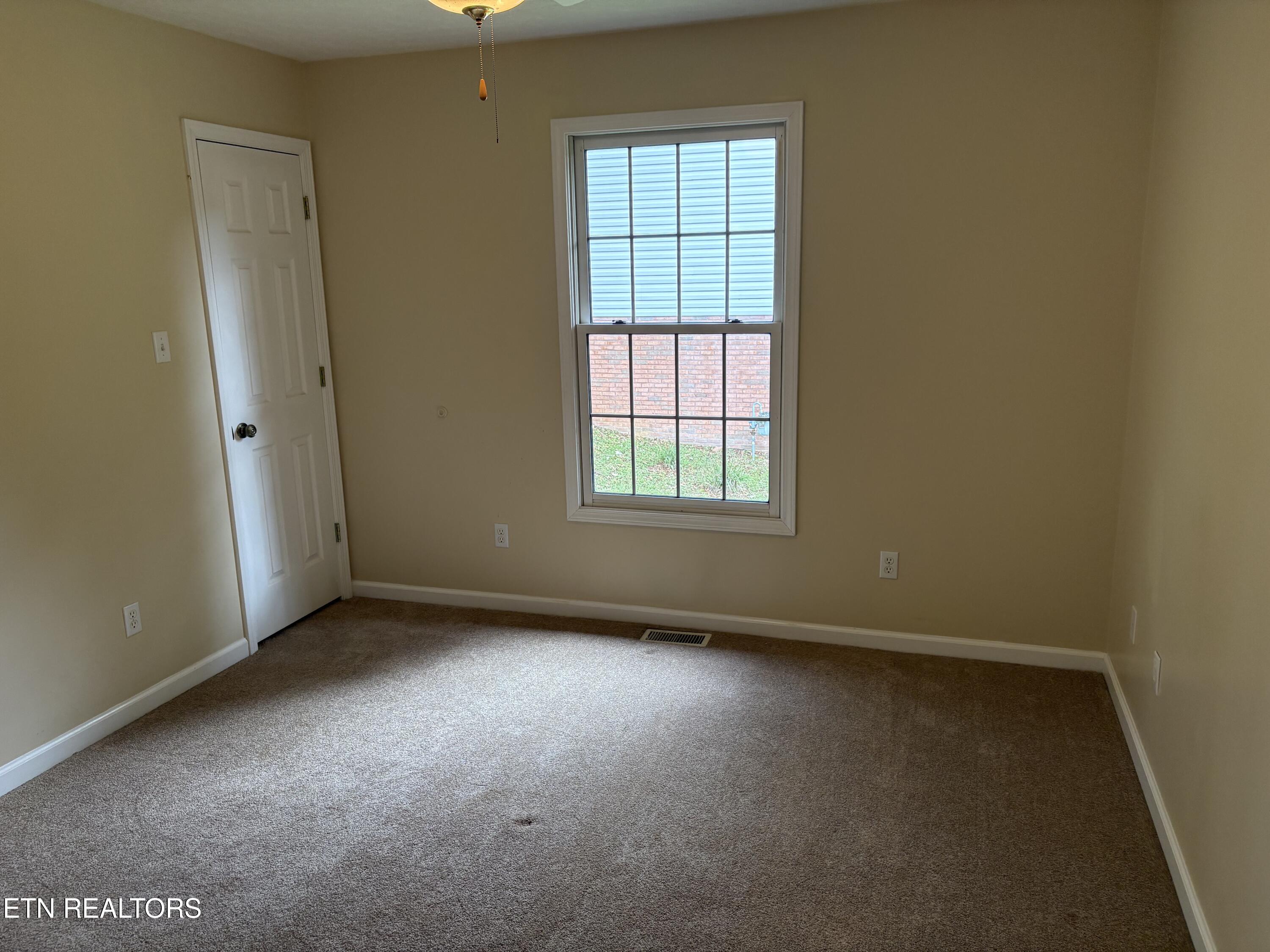 232 Country Run Circle, Unit 3 Powell, TN 37849 - Photo 20 of 29 2025-09-26 11.26.26