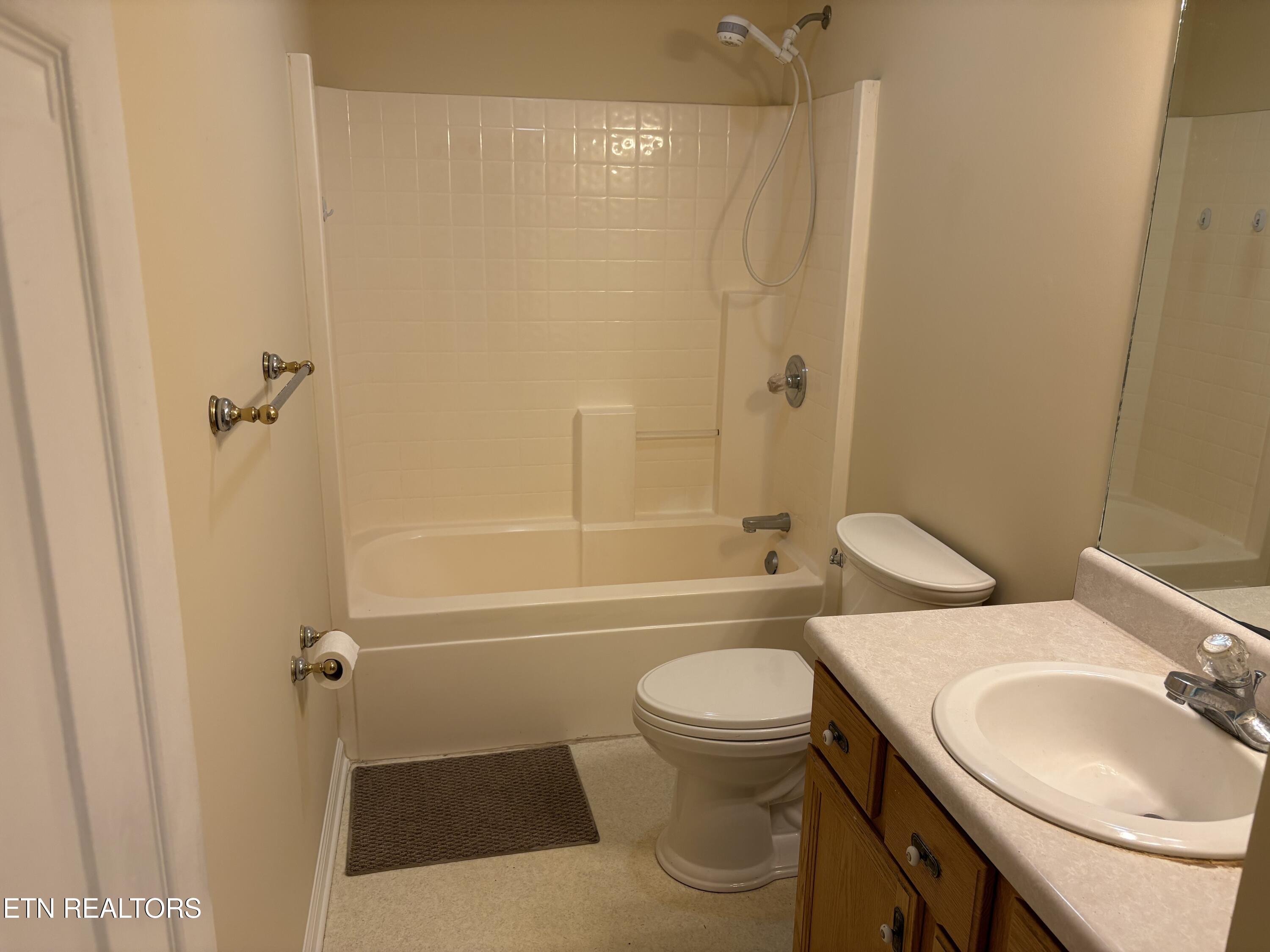 232 Country Run Circle, Unit 3 Powell, TN 37849 - Photo 22 of 29 2025-09-26 11.27.19