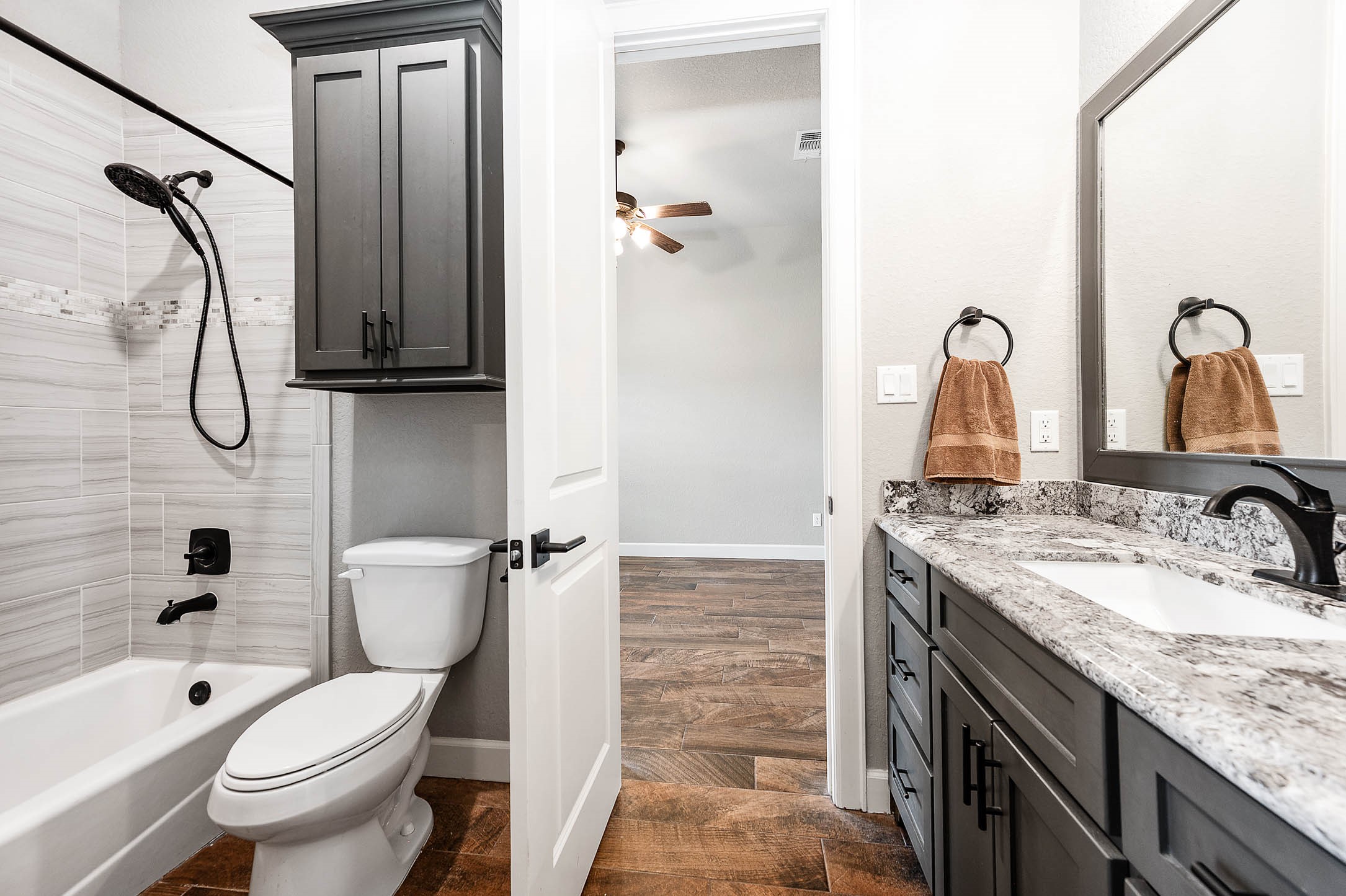 720 Rustic Oaks Drive Angleton, TX 77515 - Photo 22 of 35 Bathroom 3 ("jack n jill" access to bedrooms 3 & 4)