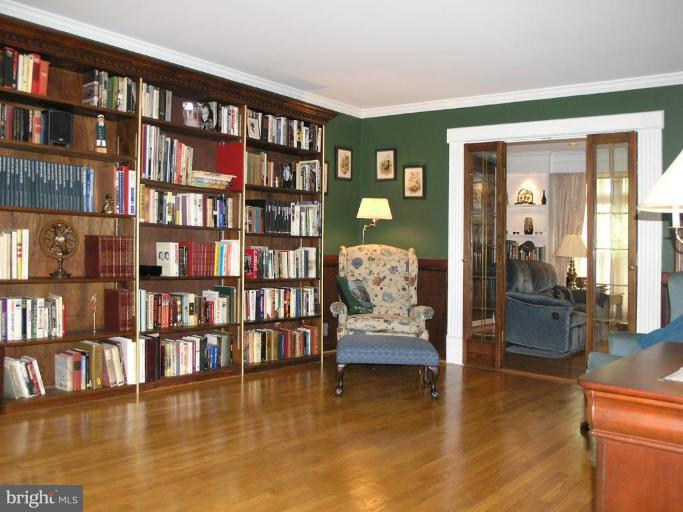 10800 Hunt Club Road Reston, VA 20190 - Photo 3 of 18 Library