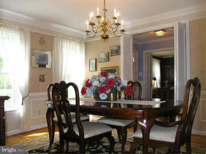 10800 Hunt Club Road Reston, VA 20190 - Photo 4 of 18 Dining Room #2