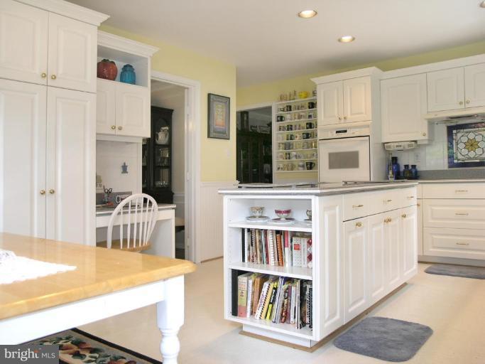 10800 Hunt Club Road Reston, VA 20190 - Photo 6 of 18 Kitchen