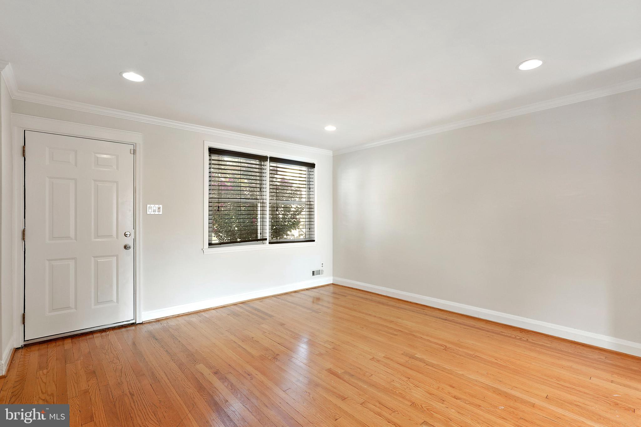 8659 Oak Road Baltimore, MD 21234 - Photo 8 of 50 Living Room