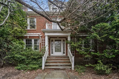 $1,275,000 | 10 Stoneleigh Circle, Watertown, MA 02472