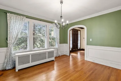 $1,275,000 | 10 Stoneleigh Circle, Watertown, MA 02472