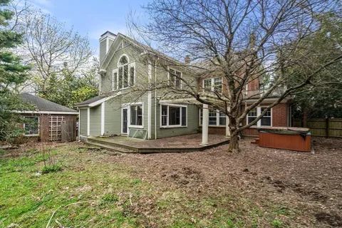 $1,275,000 | 10 Stoneleigh Circle, Watertown, MA 02472
