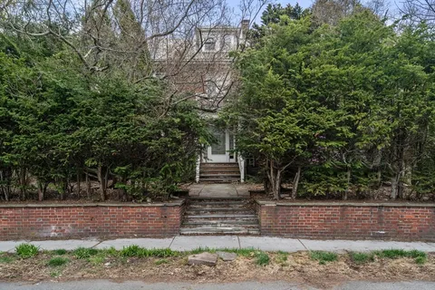 $1,275,000 | 10 Stoneleigh Circle, Watertown, MA 02472