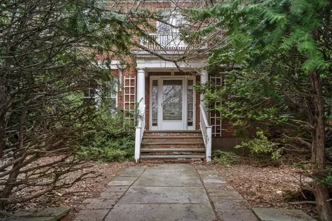 $1,275,000 | 10 Stoneleigh Circle, Watertown, MA 02472