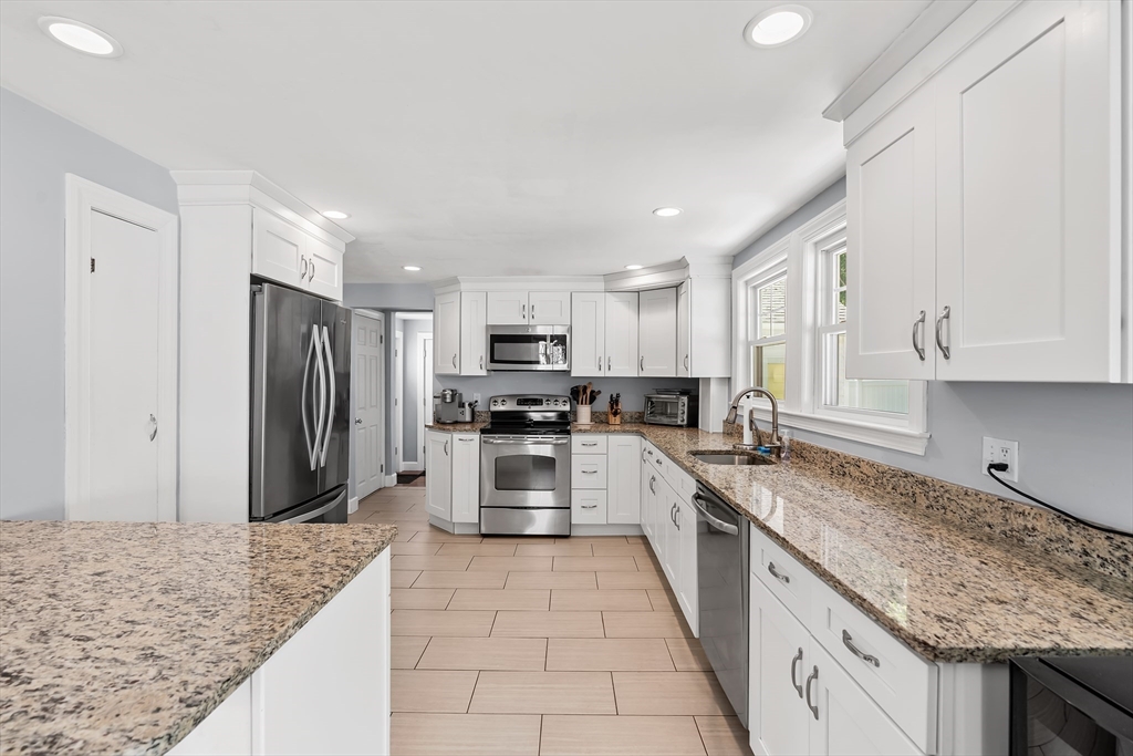 9 Chapman Road Wakefield, MA 01880 - Photo 5 of 34