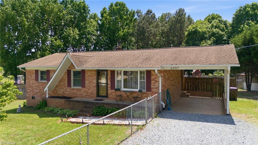 6997 Arden Road Thomasville, NC 27360 - Photo 4 of 42 Attached Carport