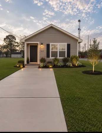 $179,000 | 627 West Live Oak Street, Angleton, TX 77515