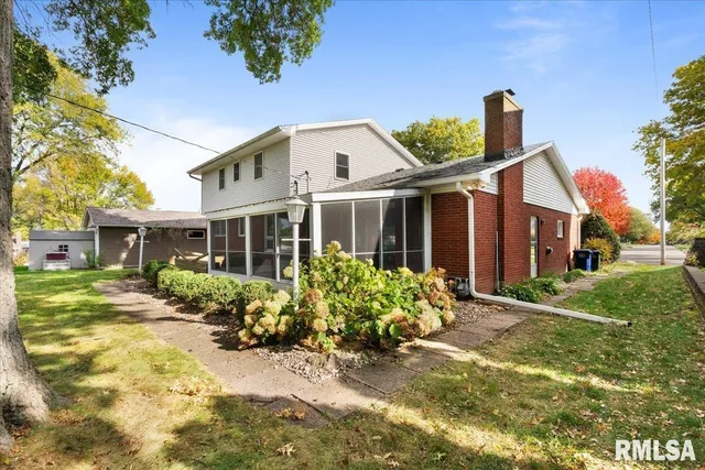 $384,900 | 2706 Ridgewood Avenue, Davenport, IA 52803