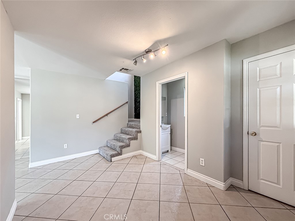 58 Charles Street Moorpark, CA 93021 - Photo 7 of 64 Entry