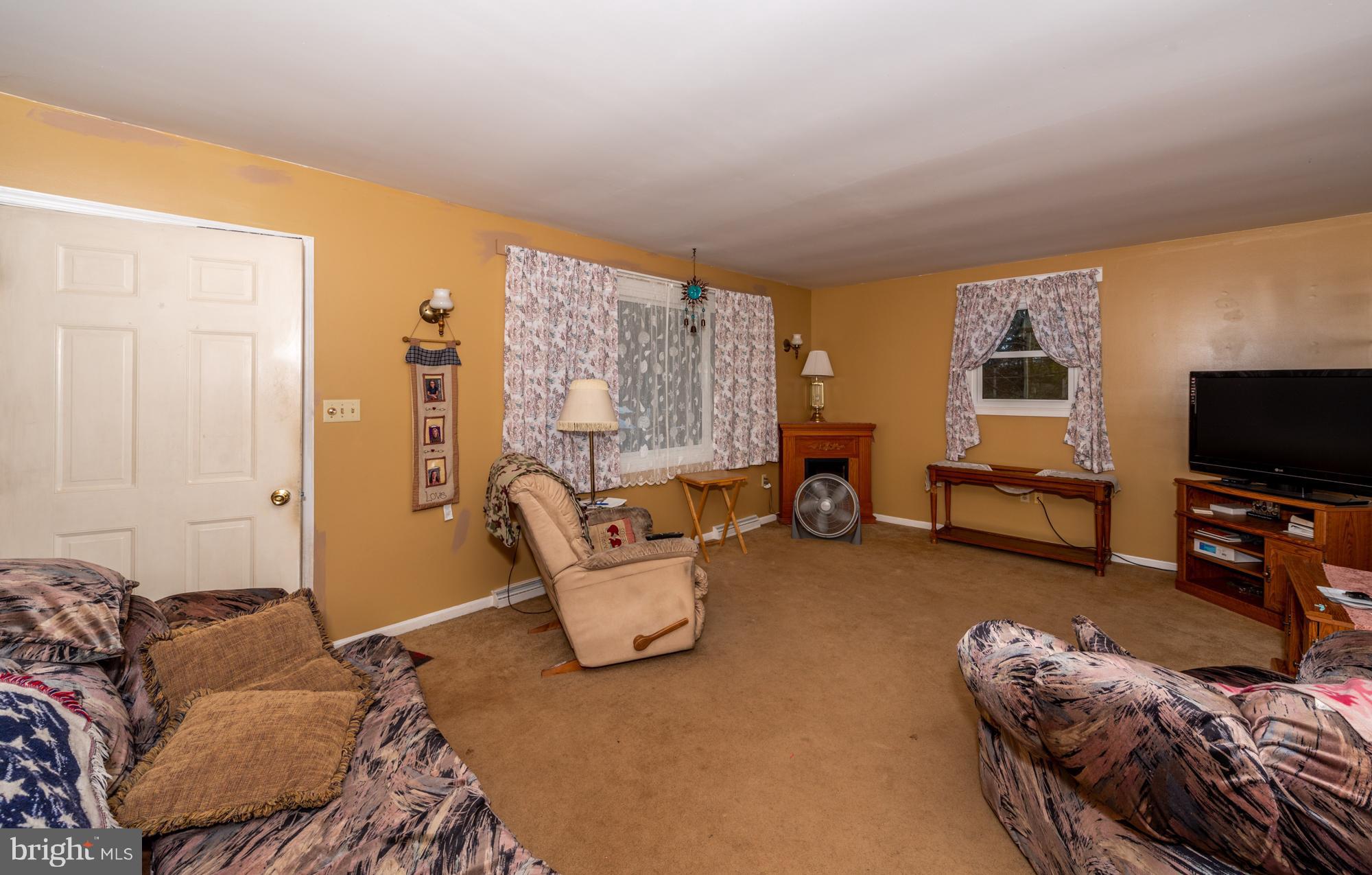 180 Wollups Hill Road Denver, PA 17517 - Photo 4 of 23 Living Room