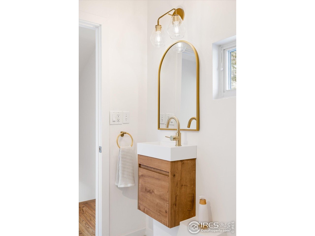 781 Cold Springs Road Boulder, CO 80302 - Photo 16 of 36 a bathroom with a sink and mirror