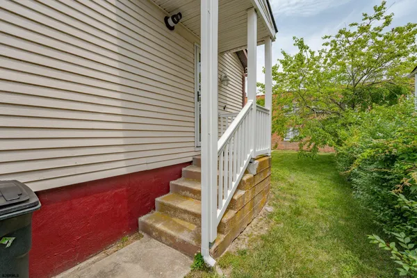 a front view of house with yard