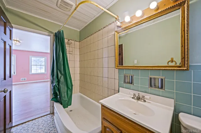 a view of empty room with window