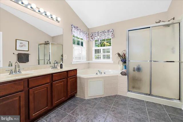 a view of a livingroom with a workspace