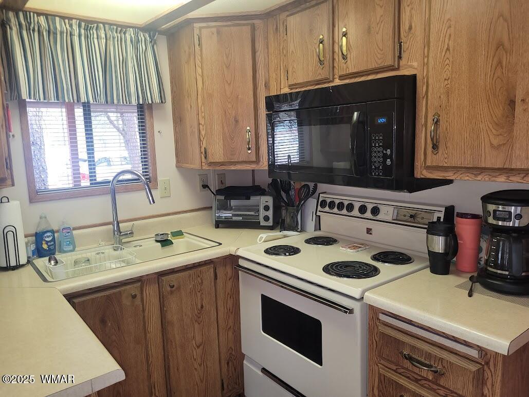1930 Larson Road, Unit 8 Lakeside, AZ 85929 - Photo 5 of 26 20250609_120649 Kitchen
