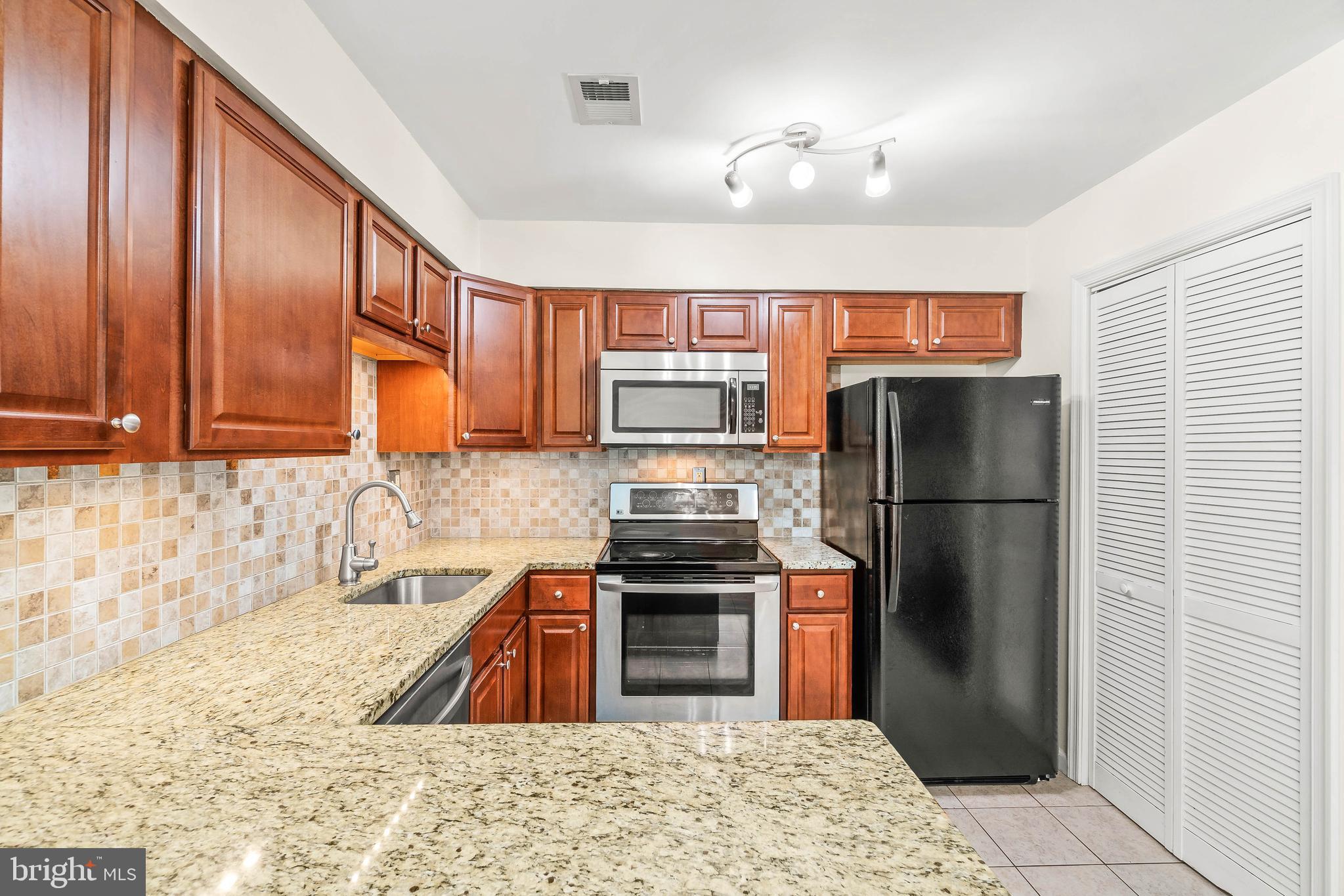2233 Southgate Square Reston, VA 20191 - Photo 22 of 40