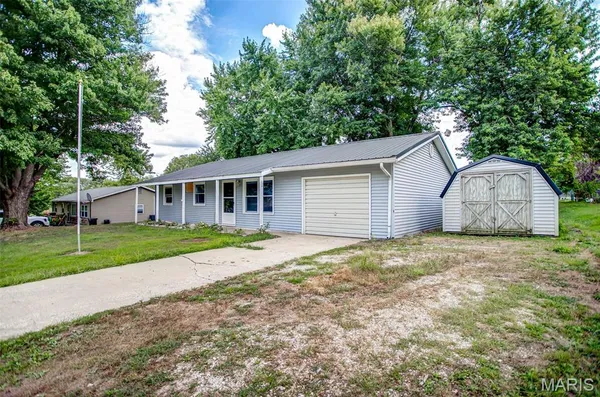 $112,500 | 106 Lyndel Street, Pleasant Hill, IL 62366