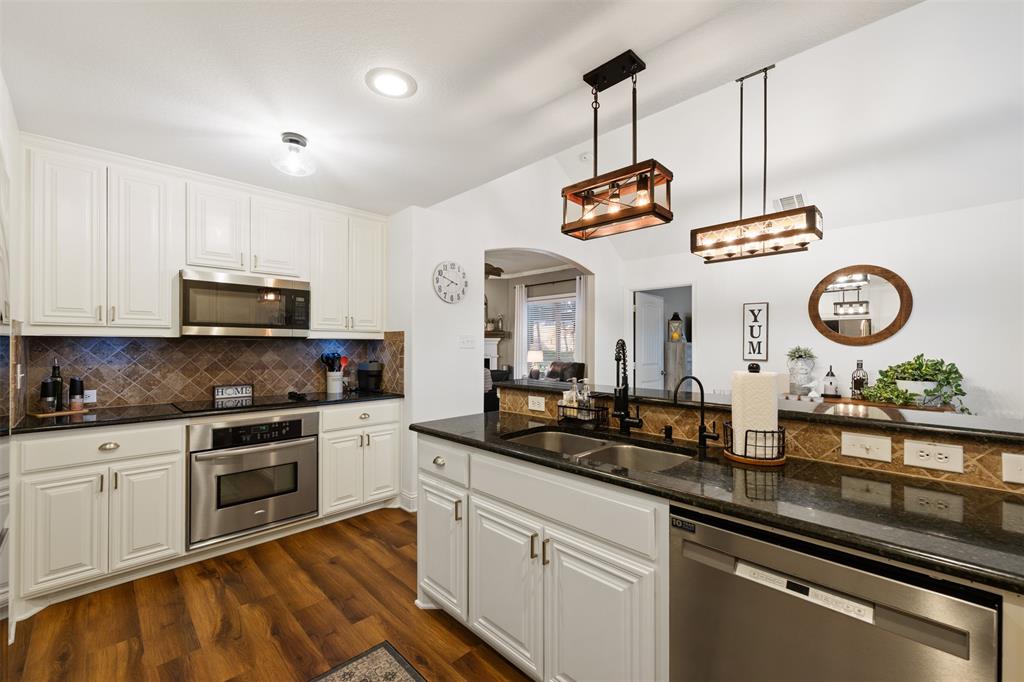 5200 Medallion Court Midlothian, TX 76065 - Photo 10 of 40