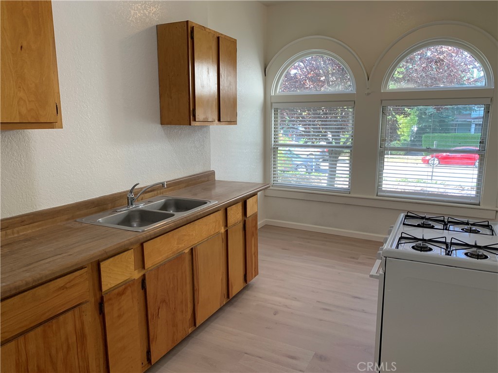 403 Cajon Street, Unit 5 Redlands, CA 92373 - Photo 7 of 16 a kitchen that has a sink and a window
