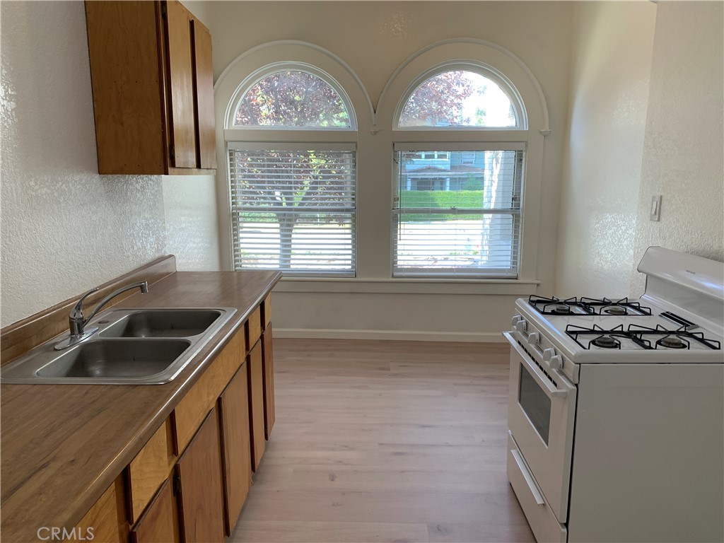 403 Cajon Street, Unit 5 Redlands, CA 92373 - Photo 8 of 16 a kitchen that has a sink and a stove