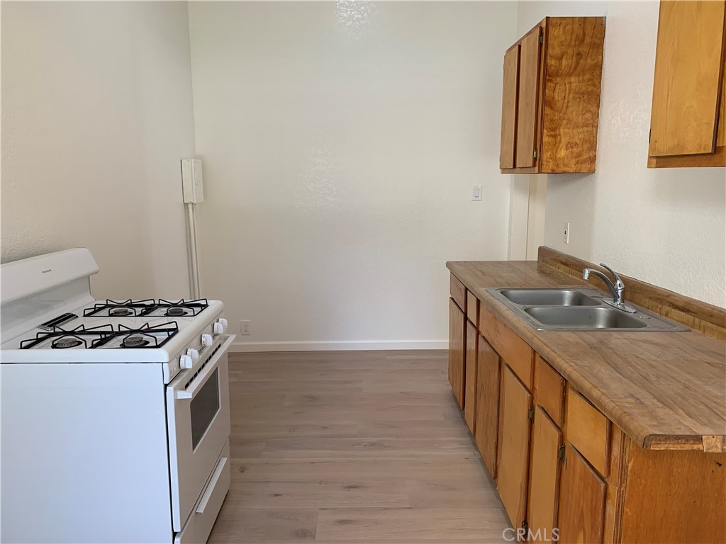 403 Cajon Street, Unit 5 Redlands, CA 92373 - Photo 9 of 16 a kitchen that has a sink and a stove