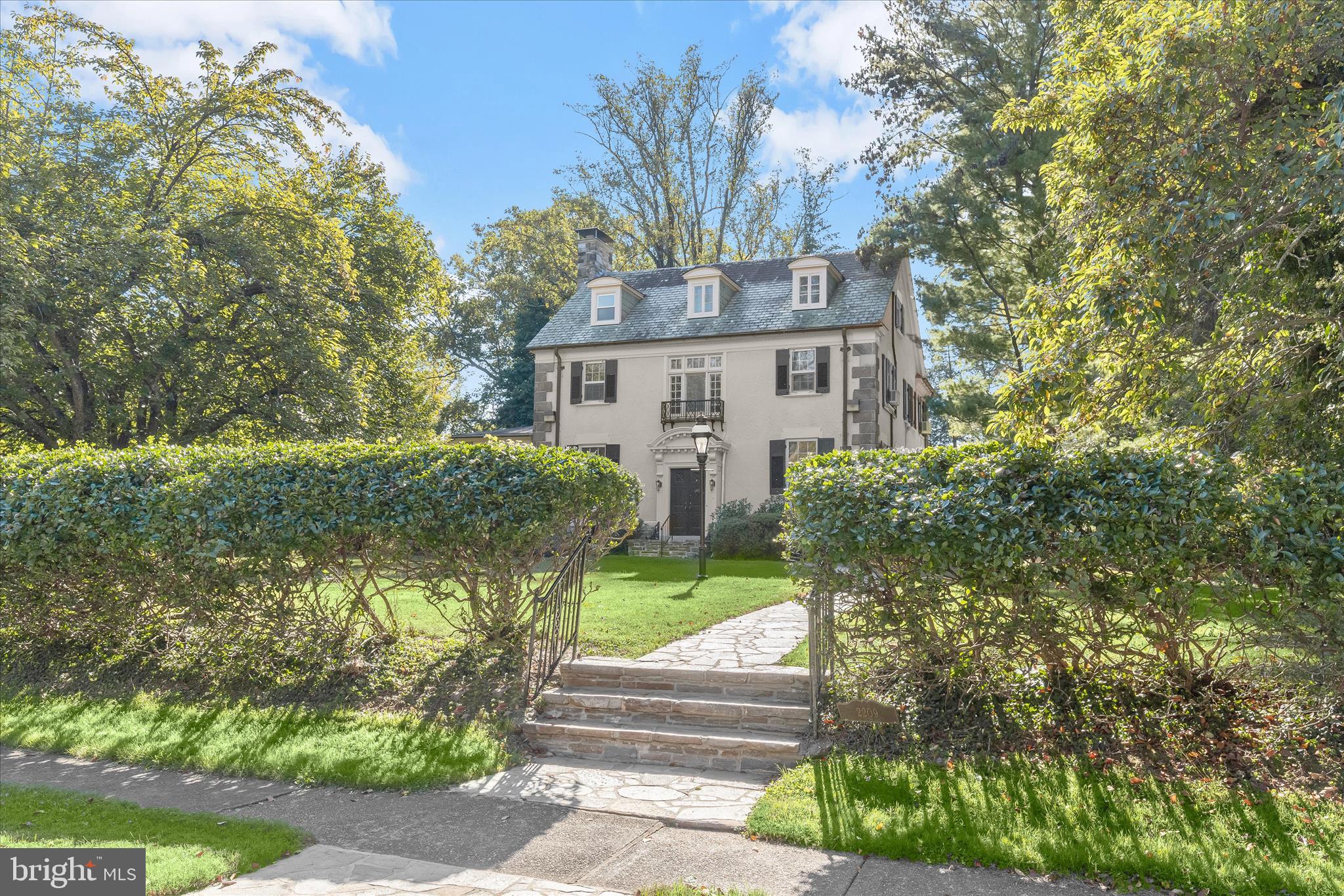 2209 Ken Oak Road Baltimore, MD 21209 - Photo 4 of 102 a front view of a house with garden