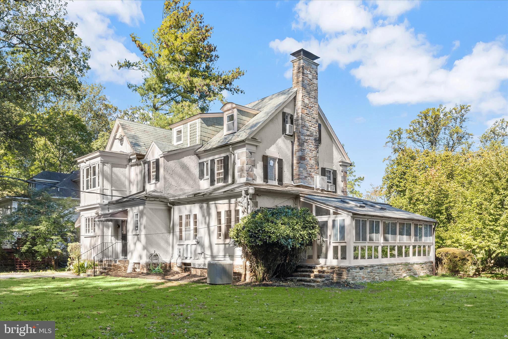 2209 Ken Oak Road Baltimore, MD 21209 - Photo 73 of 102 a view of a house with a garden