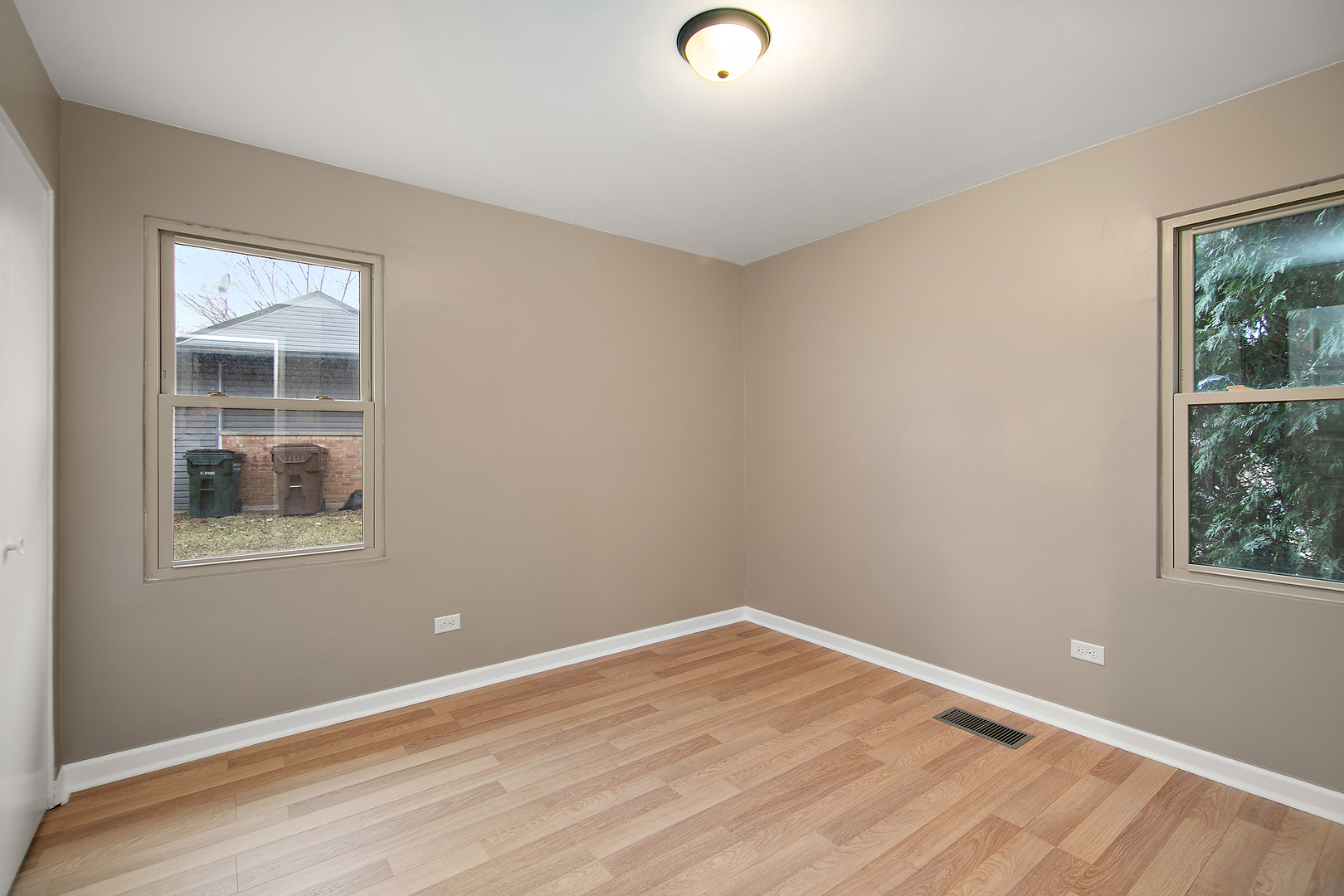310 Nassau Street Park Forest, IL 60466 - Photo 12 of 19 an empty room with windows