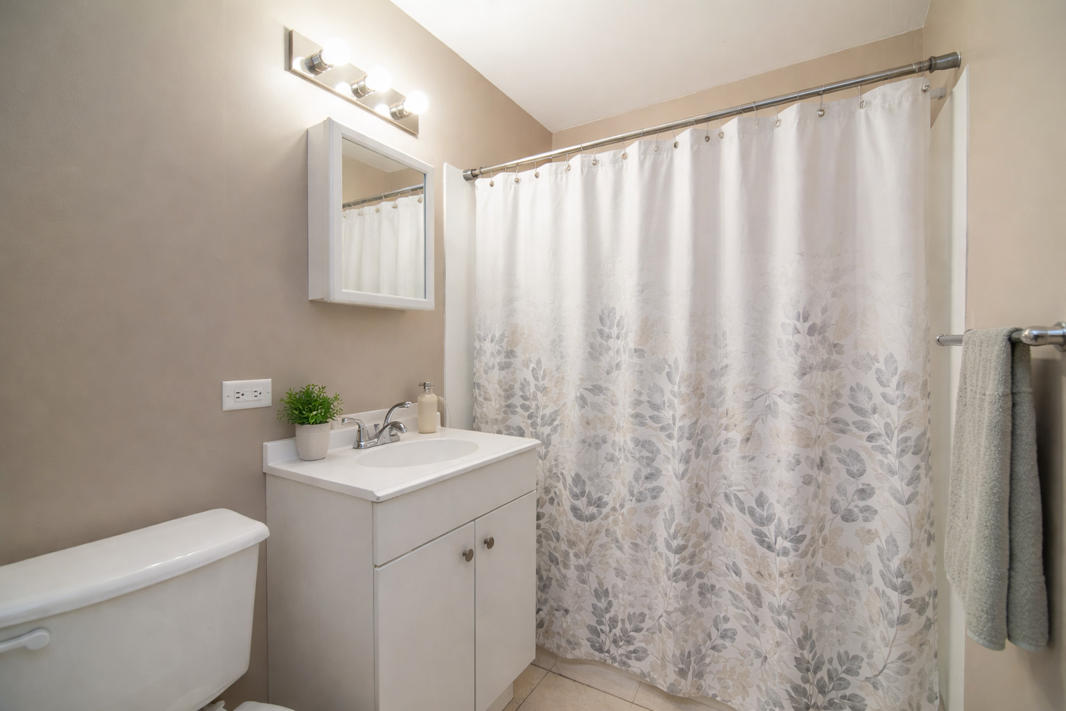 310 Nassau Street Park Forest, IL 60466 - Photo 15 of 19 a bathroom with a sink a toilet and a mirror